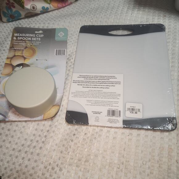 FARBERWARE NWT CUTTING BOARD & MEASURING CUPS SET - Picture 5 of 6